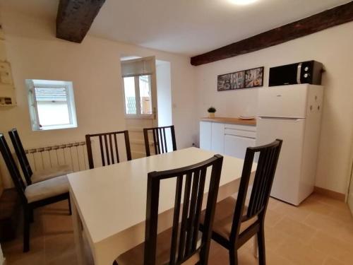 une cuisine et une salle à manger avec une table et des chaises dans l'établissement LE BLANC, AGREABLE MAISON DE CENTRE VILLE, à Le Blanc