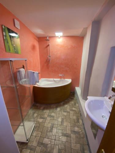 ein Badezimmer mit einer Badewanne und einem Waschbecken in der Unterkunft Apartmány u náměstí in Prachatice