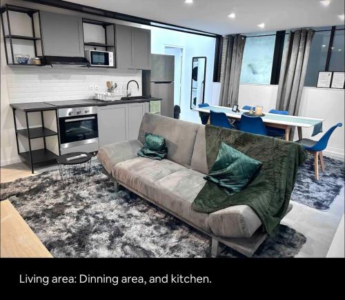 un soggiorno con divano, una zona pranzo e una cucina di Modern Family Apartment 20mins from Disney / 45mins from Paris a Lognes