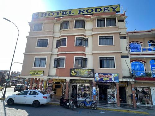 un edificio de hotel con un cartel encima en Hotel RODEY, en Huaquillas
