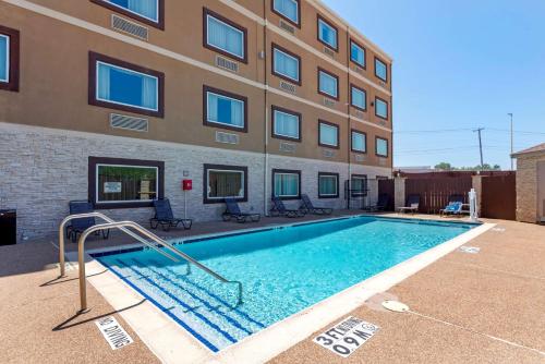 a swimming pool in front of a building at Best Western Plus Arlington North Hotel & Suites in Arlington