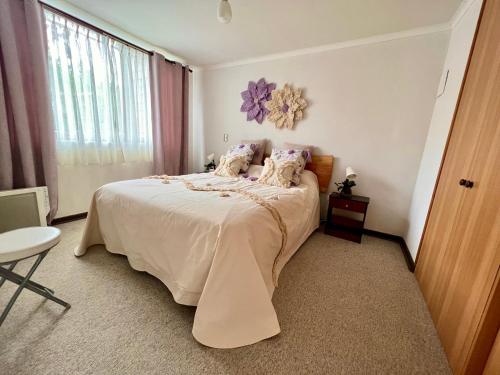 Un dormitorio con una cama grande y una ventana en Espectacular Depto en Pucon 5 Estrellas, en Pucón
