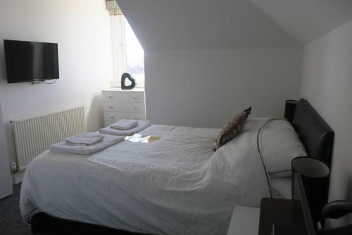 Katil atau katil-katil dalam bilik di Cumbrae View House (Licence no NA00109F)