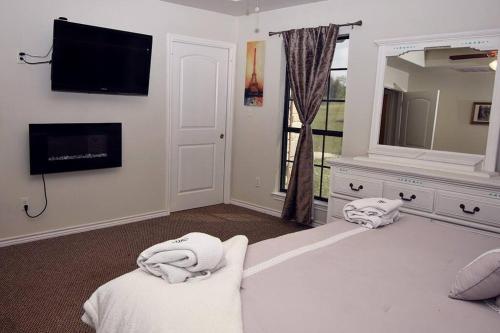 TV a/nebo společenská místnost v ubytování Stylish Ranch Oasis & hot tub / firepit /pool.