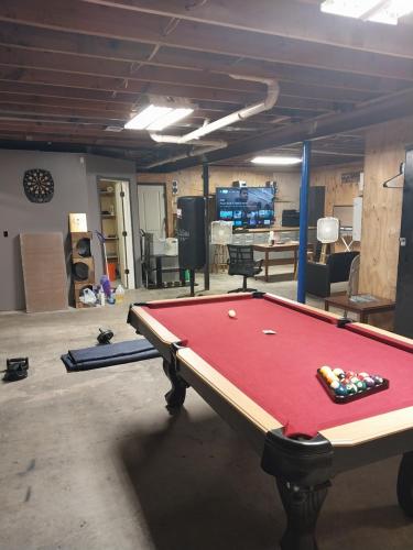 um quarto com uma mesa de bilhar numa garagem em Commercial Loft em Kansas City