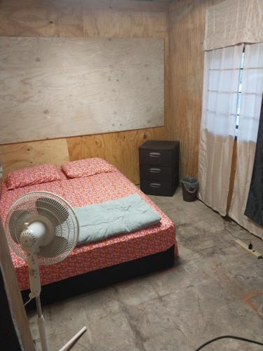 um quarto com uma cama e uma ventoinha. em Commercial Loft em Kansas City