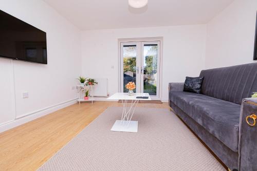 a living room with a couch and a table at Perfect Stay Rugby in Rugby