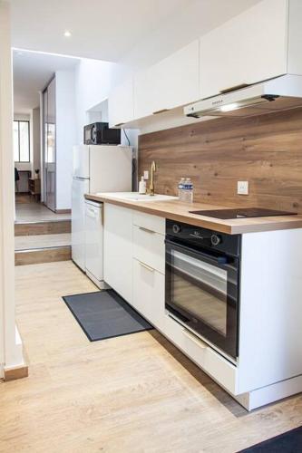 Dapur atau dapur kecil di L'Escapade-Hypercentre-Spa-parking privé-tout équipé-refait à neuf