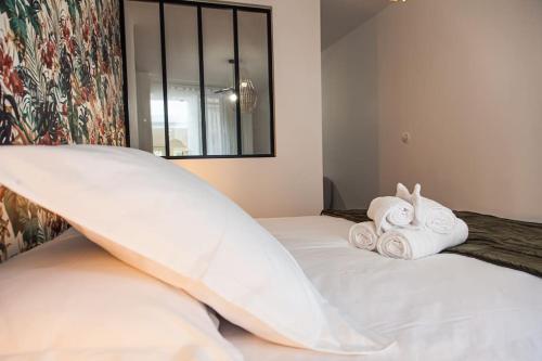 Katil atau katil-katil dalam bilik di L'Escapade-Hypercentre-Spa-parking privé-tout équipé-refait à neuf