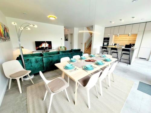 uma mesa de jantar e cadeiras numa sala de estar em Spacious&Luxurious 5 bedrooms House 