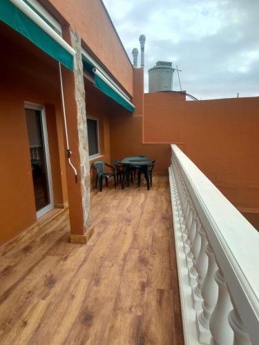 un balcón con una mesa en el lateral de un edificio en Apartamento Almogrote, en San Isidro