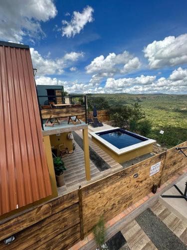 una terraza con piscina profunda en la parte superior de una casa en Canrobert Village, en Pedro II