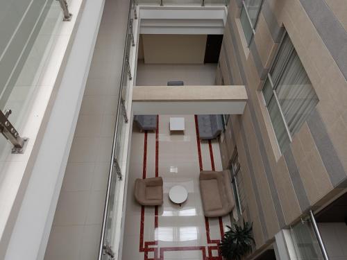 una habitación con 2 sillas y una mesa en un edificio en Hotel Los Andes, en Ipiales
