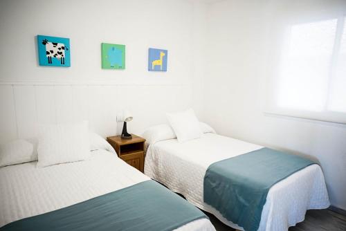 sypialnia z dwoma łóżkami i oknem w obiekcie Bonito apartamento ideal para familias con piscina en Roquetas w mieście Roquetas de Mar