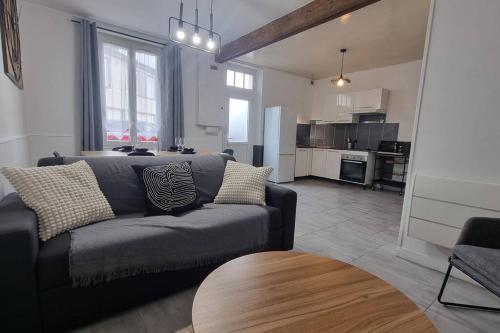 un salon avec un canapé et une cuisine dans l'établissement Maison spacieuse à 35' Paris - 20' Versailles, à Rambouillet