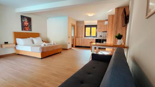1 dormitorio con 1 cama y 1 sofá en una habitación en Doce Dioces , By IdealStay Experience, en Ligaria