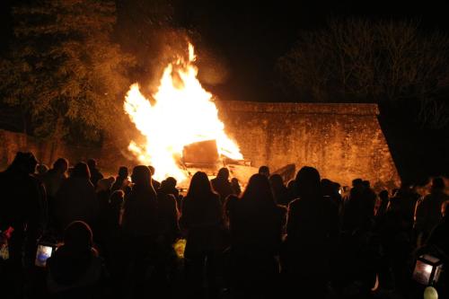 a crowd of people standing around a large fire at Ritterstube - Eifelstuben mit Charme, Nähe See und Burg, außergewöhnlich, Vulkaneifel in Ulmen