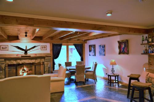 a living room with a couch and a fireplace at Hosteria Patagon in Villa La Angostura