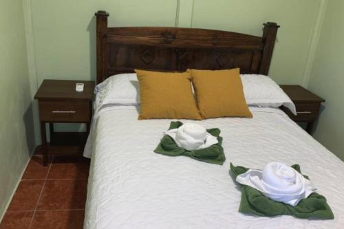 a bed with two towels on top of it at Villa Perezoso in Talamanca