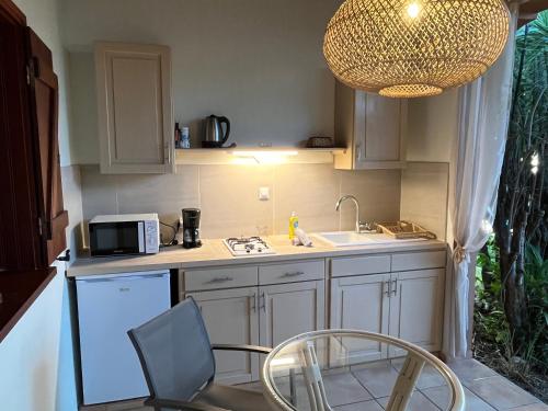 Una cocina o cocineta en Residence AU 'TI SUCRIER