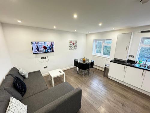 Ruang duduk di Hatton apartments HEATHROW AIRPORT- FREE parking-Free underground to and from Heathrow Airport Hatton Cross SEE picture-SEE LONDON fast Hatton cross to central London 30min