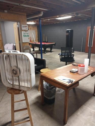 Habitación con mesa y ventilador. en Commercial Loft en Kansas City