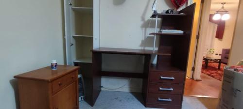 um escritório com uma secretária de madeira e uma cómoda de madeira em Departamento chillan em Chillán