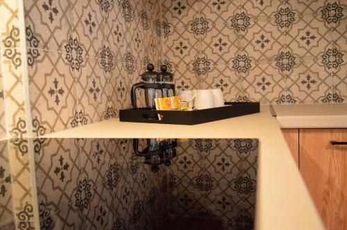 cocina con encimera y pared estampada en Doce Dioces , By IdealStay Experience, en Ligaria