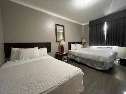 Posteľ alebo postele v izbe v ubytovaní Travelodge by Wyndham London Ontario