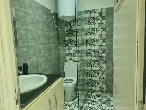 uma pequena casa de banho com WC e lavatório em comme chez vous em Fez