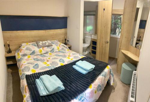 Ένα ή περισσότερα κρεβάτια σε δωμάτιο στο Appleblossom Lodge, Lido Leisure Park, Knaresborough