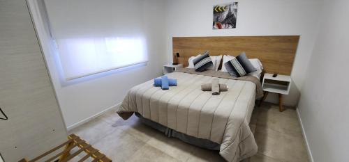 リオ・グランデにあるMaras Rental #4のベッドルーム(青い枕の大型ベッド1台付)