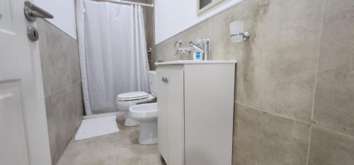 uma casa de banho branca com um WC e um lavatório em Maras Rental #4 em Rio Grande