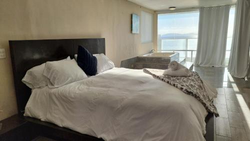 Ένα ή περισσότερα κρεβάτια σε δωμάτιο στο Oceanfront Serenity in Gated Community near Rosarito