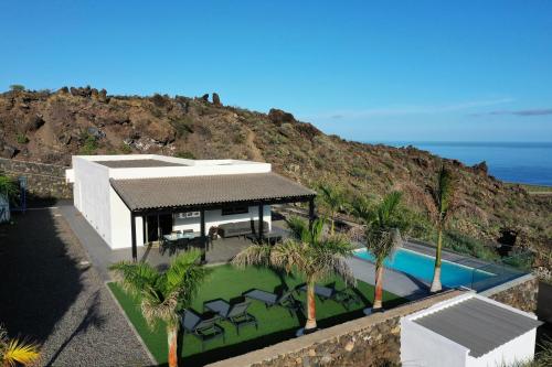 una vista aérea de una casa con piscina en Casa La Picota en Los Llanillos