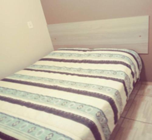 A bed or beds in a room at Cabana com dois quartos