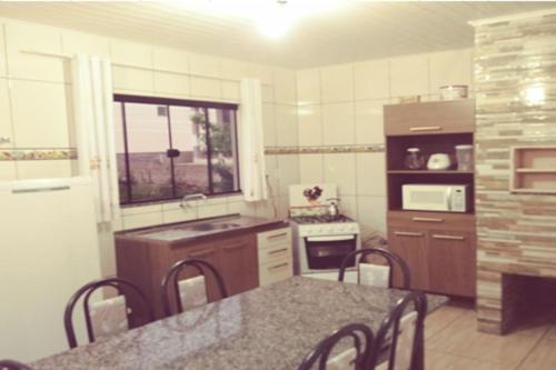 A kitchen or kitchenette at Cabana com dois quartos