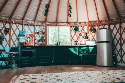 Your private Yurt in the woods - Nevada City tesisinde mutfak veya mini mutfak