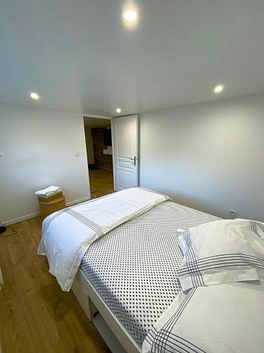 um quarto com uma cama grande num quarto em Appartement neuf paisible proche aéroport em Morangis
