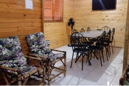 una sala da pranzo con tavolo e sedie di Morada do Lago Raio de Sol a Machadinho