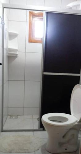 Bilik mandi di Cabana econômica para 12 pessoas