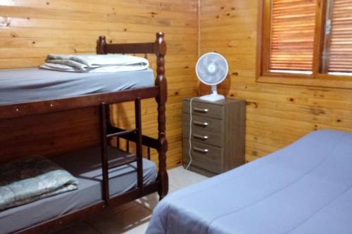 a bedroom with two bunk beds and a lamp at Morada do Lago Raio de Sol in Machadinho