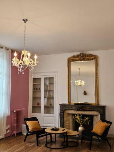 - un salon avec un miroir, une table et des chaises dans l'établissement Elegencia-T2 de charme-Hyper centre-Fibre, à Angers