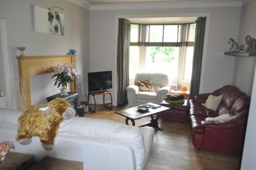 A seating area at Airlie House Self Catering