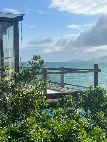 uma vista para o oceano a partir de uma casa em Vista para o Mar em Ilhabela