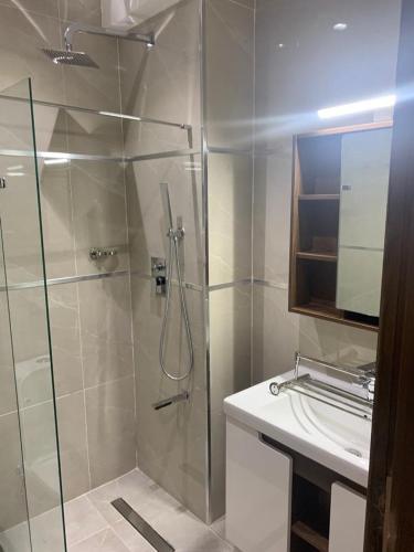 ein Badezimmer mit Dusche und Waschbecken in der Unterkunft Chez TIM POINT-E in Dakar