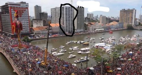 a large crowd of people watching a boat race at Melhor localização Recife até 6 pessoas in Recife
