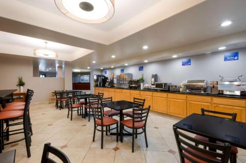 a restaurant with tables and chairs and a counter at Best Western Lanai Garden Inn & Suites in San Jose