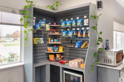 Dapur atau dapur kecil di Best Western Kokomo Hotel