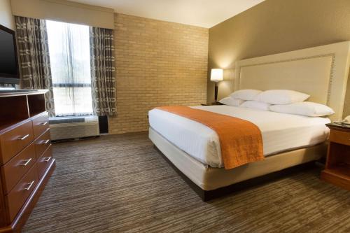 Drury Inn & Suites Austin North Image